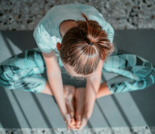 체형 교정에 효과적인 운동 필라테스 girl in teal t-shirt lying on white and black stripe bed