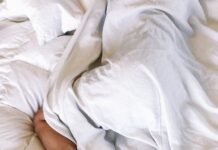 “자고 일어나면 목이 뻣뻣해요”…초여름 ‘수면 자세’가 불러온 경추 긴장 woman covered with white blanket