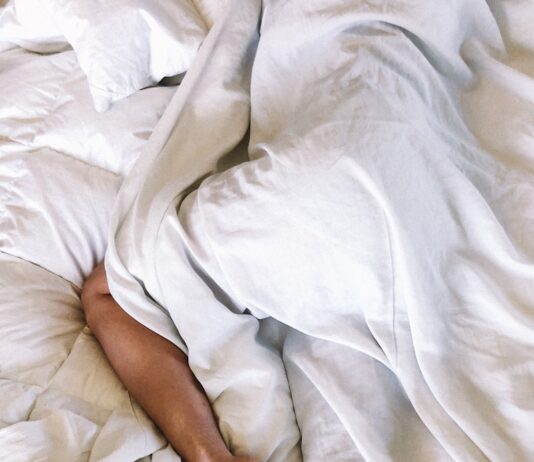 수면의 질을 향상시키는 5가지 방법 woman covered with white blanket