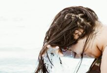 건강한 모발을 위한 올바른 관리법과 주의해야 할 습관 woman in body of water
