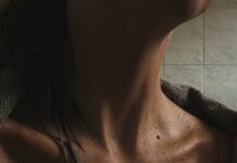 “샤워 후에도 땀이 멈추질 않아요”… 혹시 ‘다한증’일지도 모릅니다 a close up of a person with a towel on