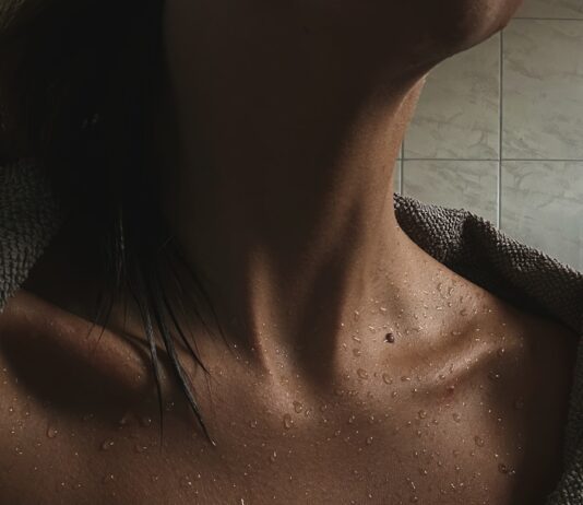 “샤워 후에도 땀이 멈추질 않아요”… 혹시 ‘다한증’일지도 모릅니다 a close up of a person with a towel on