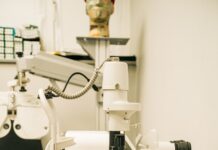 AI로 진화하는 건강 관리, 나만을 위한 맞춤 케어 시대 열린다 a microscope sitting on top of a table next to a black chair