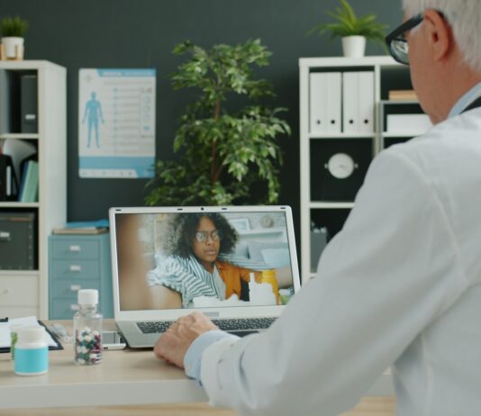 여성 건강관리, ‘스마트’하게 챙긴다…셀프케어와 디지털 헬스 트렌드 주목 Doctor consults with patient via video call.