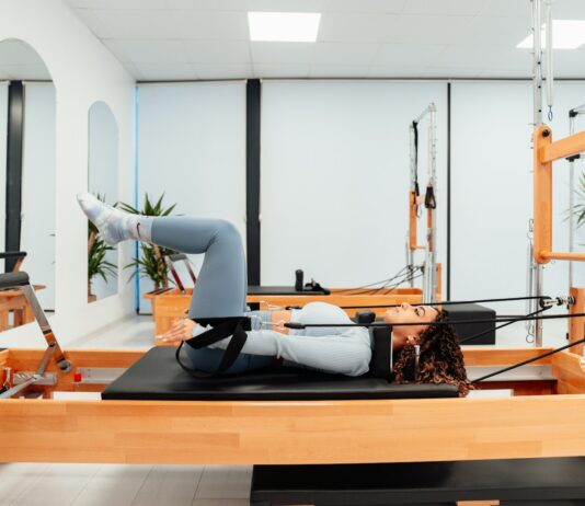 일상 속 탄탄한 몸관리, 필라테스가 다시 뜬다 a woman is doing a pivot on a pivot machine
