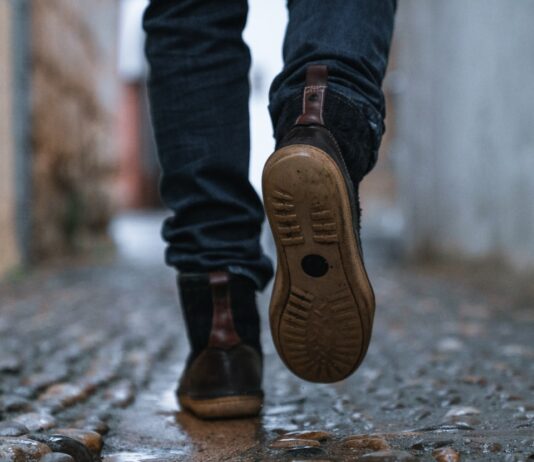 일상이 무거운가요? 만성피로, 새로운 건강 루틴으로 돌파구 찾기 close-up photography of person walking on pavement