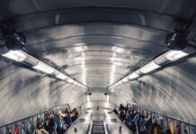 걷기 운동, 일상 속 건강 지킴이로 떠오르다…한국인 맞춤 실천법은? people riding escalator