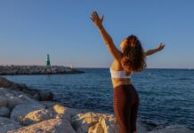 ‘뇌건강 지키는 라이프스타일’…실천 가능한 일상 루틴이 주목받는다 woman in white sports bra and black bottoms standing on seashore