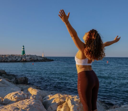 ‘뇌건강 지키는 라이프스타일’…실천 가능한 일상 루틴이 주목받는다 woman in white sports bra and black bottoms standing on seashore