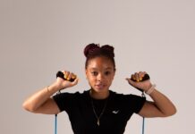 “슬기로운 근육 생활”… 일상에서 실천하는 건강한 근육 관리법 a woman in a black shirt and black shorts