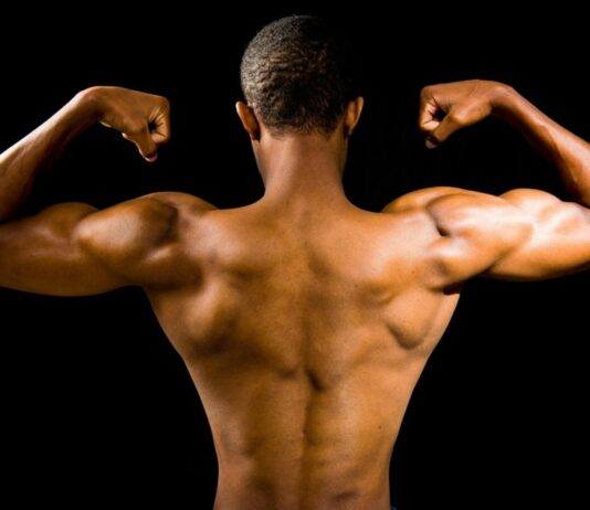 “가벼운 무게로 만드는 강한 몸”… 근육의 질을 높이는 ‘슬로우 트레이닝’ topless man with black background