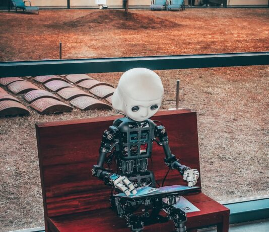 AI로 똑똑하게 건강 관리… 일상에서 실천하는 새로운 루틴 black and white robot toy on red wooden table