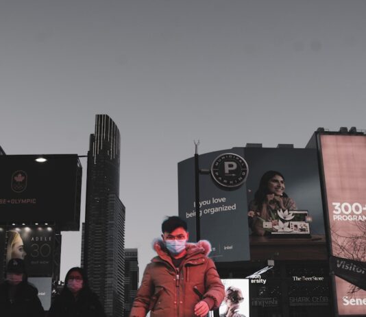 ‘웰빙의 비결, 꾸준한 걷기 생활’… 일상 속 걷기 습관으로 건강 챙기기 a woman wearing a face mask walking down a street