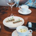 건강을 위한 ‘소식(小食)’ 실천, 일상에서 쉽게 시작하는 방법 Gourmet appetizers and soup served on a wooden table.