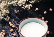 근육 건강 지키기, 일상의 작은 변화가 만든다 white powder in bowl