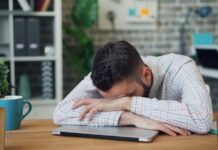만성피로, 일상에서 벗어나기…작은 변화가 만드는 큰 힘 a man sitting at a desk with his head in his hands