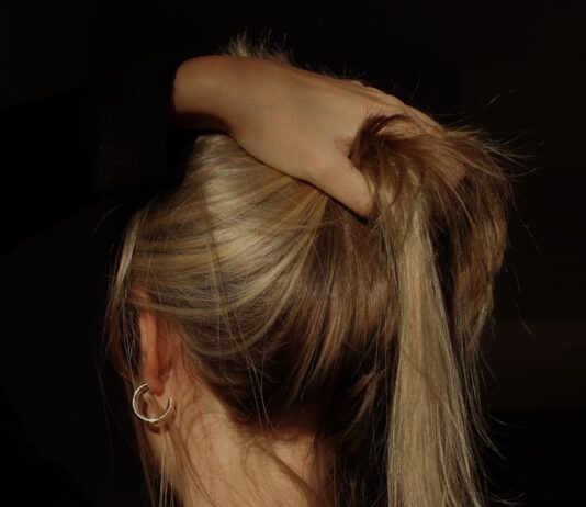 건강한 모발을 위한 새로운 트렌드, 일상 속 실천법은? a woman with her hair in a bun