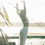 웰니스 문화, 일상 속 건강 찾는 새로운 습관으로 자리 잡아 woman standing near body of water