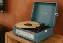 일상 속 스트레스, 이렇게 관리하세요…새로운 트렌드와 실천 팁 A blue record player with a record on it.