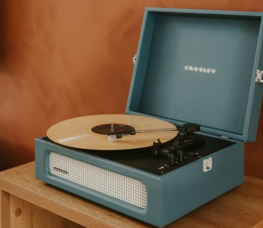 일상 속 스트레스, 이렇게 관리하세요…새로운 트렌드와 실천 팁 A blue record player with a record on it.