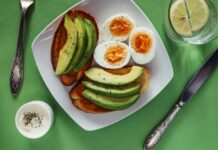 바쁜 직장인 건강, 작은 변화에서 시작하세요 a white plate topped with eggs and avocado