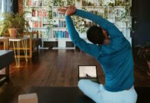 집에서도 간편하게, 건강 챙기는 ‘마이크로 운동’ 열풍 a man doing yoga in a living room