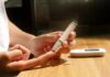 혈당관리에 스마트하게 접근하는 법, 당신의 생활을 바꿉니다! a person sitting at a table with a cell phone
