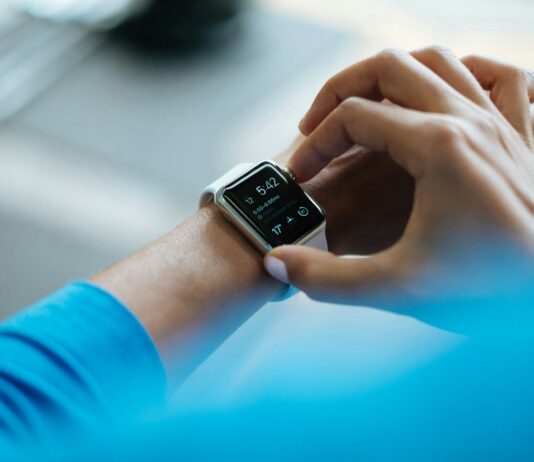 디지털 헬스케어의 진화, 스마트폰 하나로 건강 챙기기! person clicking Apple Watch smartwatch